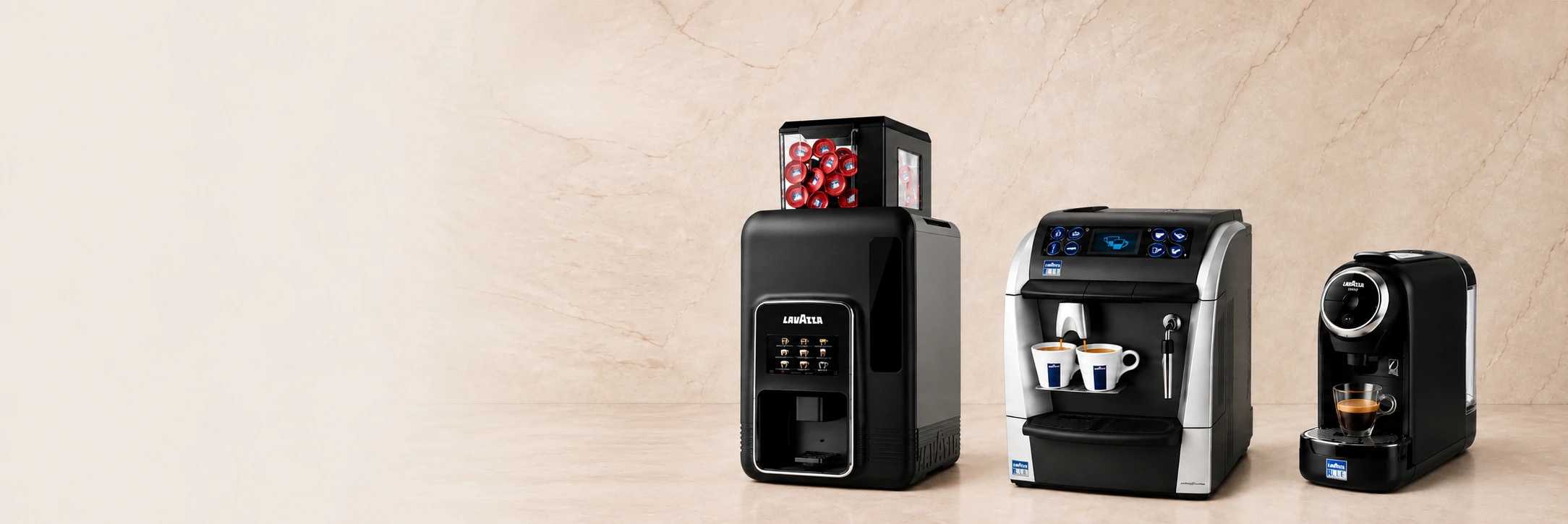 Espressomachine met een vers gezette espresso op een keukenblad